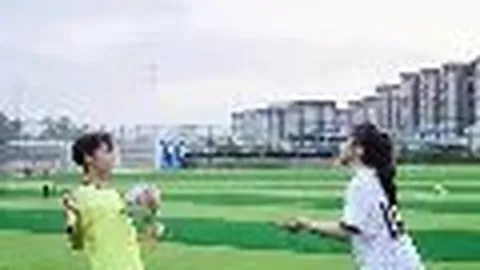 方媛携俩女返沪，母女三人经济舱出行，郭富城未现身