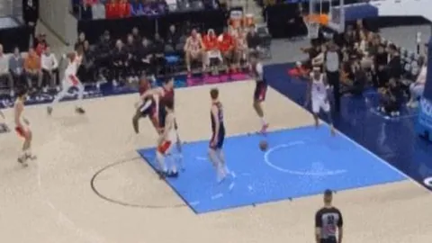 卡洛斯独占鳌头任意球技艺超群，梅西紧随其后，C罗紧咬排名之争